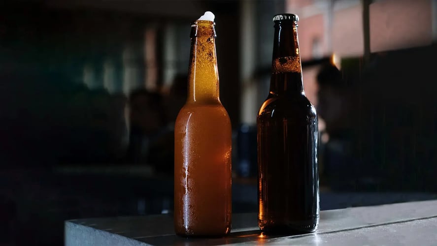¿Por qué las botellas de cerveza se hicieron con vidrio verde o marrón?
